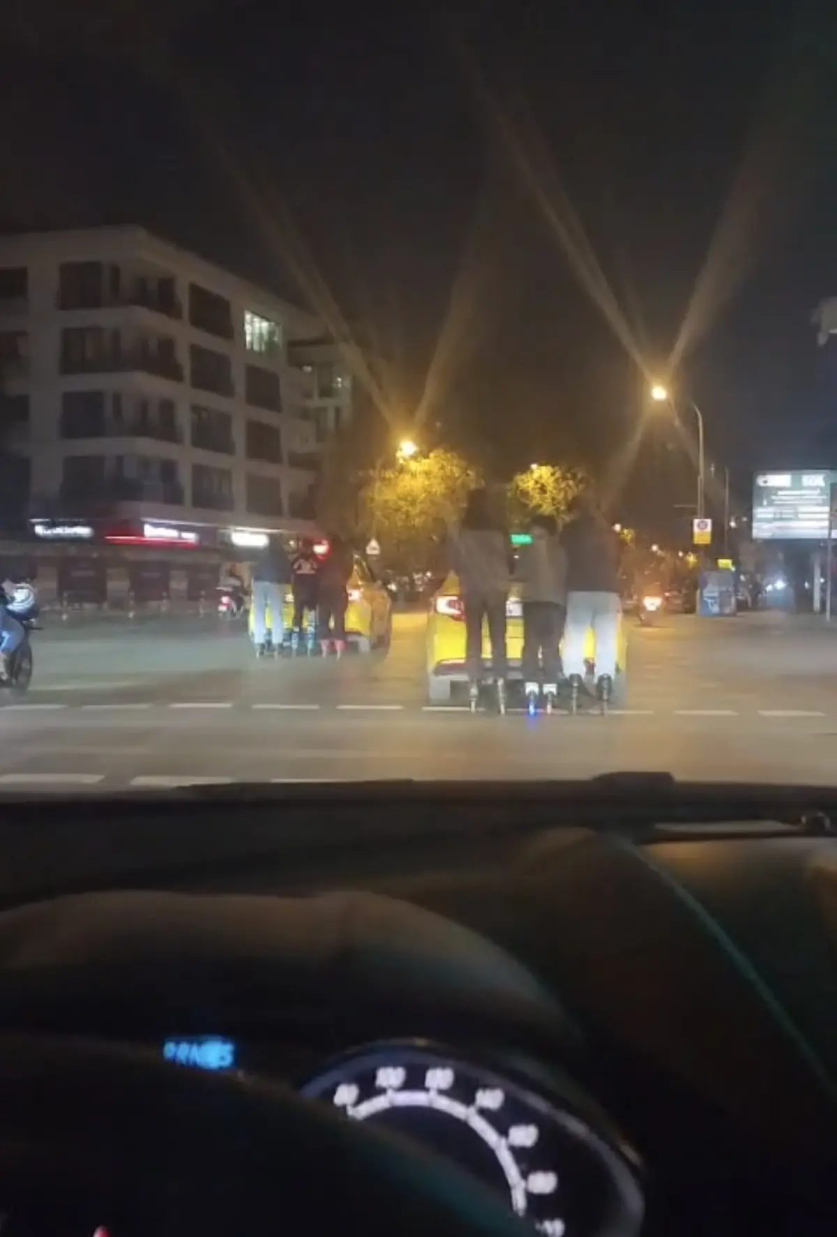 Kadıköy'de patenli 6 kişinin tehlikeli yolculuğu kamerada
