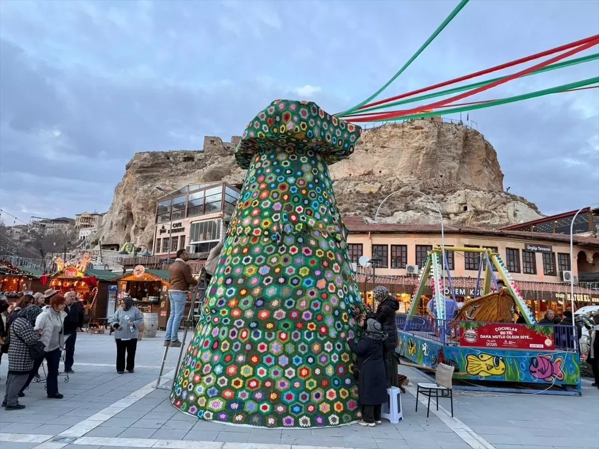 Kapadokya'da profilden yapılan peribacası maketine 2 bin 500 parçadan oluşan örgü motif giydirildi