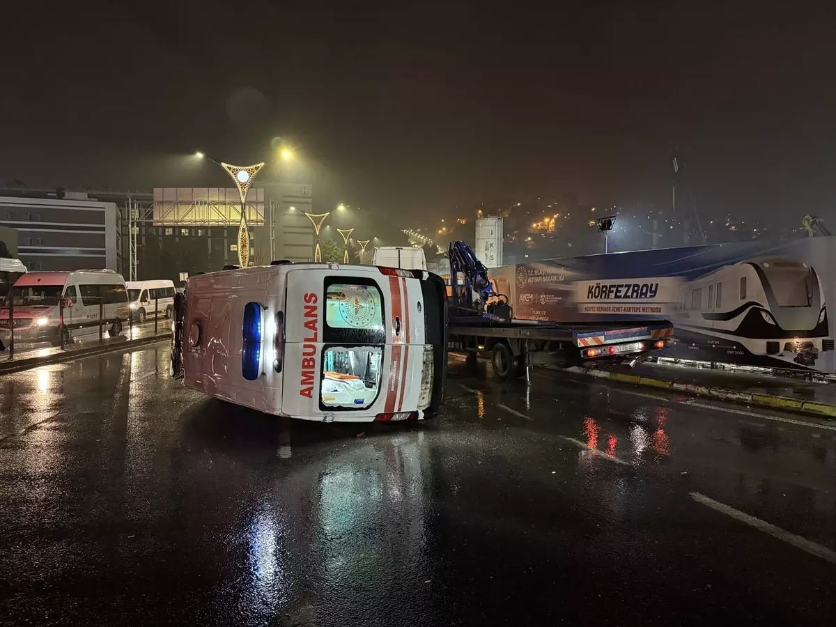 Kocaeli'de hasta taşıyan ambulans ile minibüsün çarpışması sonucu 6 kişi yaralandı