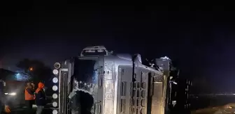 Konya'da otomobile çarpan tırın devrildiği kazada 2 sürücü yaralandı