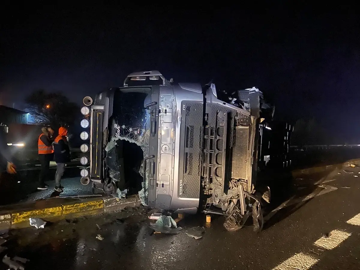 Konya'da otomobile çarpan tırın devrildiği kazada 2 sürücü yaralandı