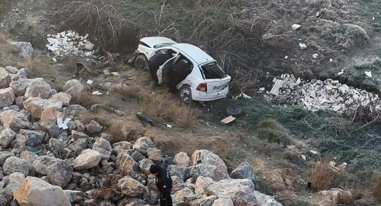Malatya'da devrilen otomobildeki 1 kişi öldü, 2 kişi yaralandı