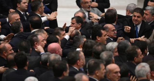 Meclis'te kavga! Meclis'te neden kavga çıktı? Hangi partinin milletvekilleri kavga etti?