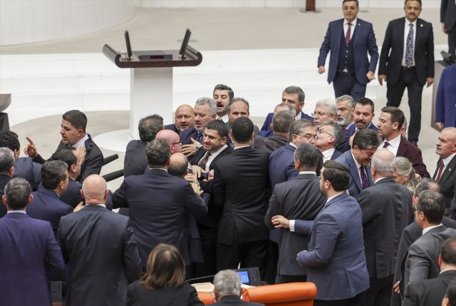 meclis teki yumruklu kavga esnasinda dikkat ceken 19378683 9788 m