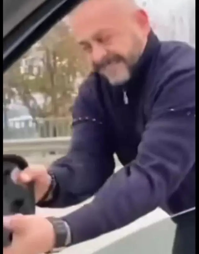 meclis uyesini sikistirip araci yumrukladi o 19378350 4270 m