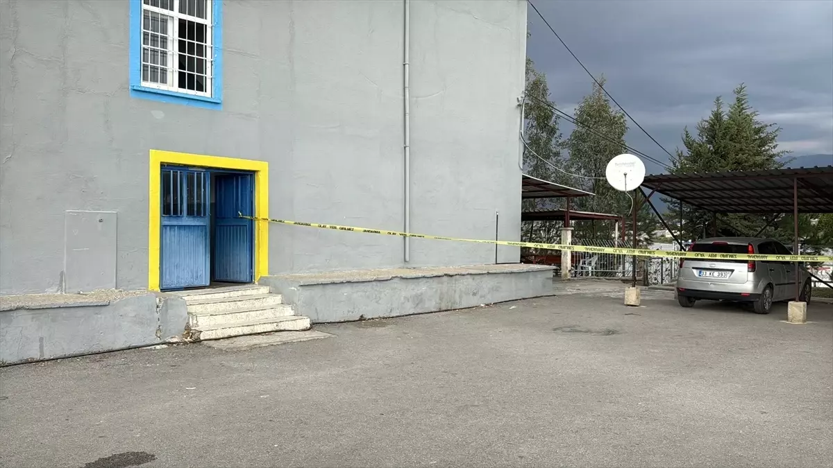 Ortaokul öğrencisi okul müdürünü tüfekle vurdu