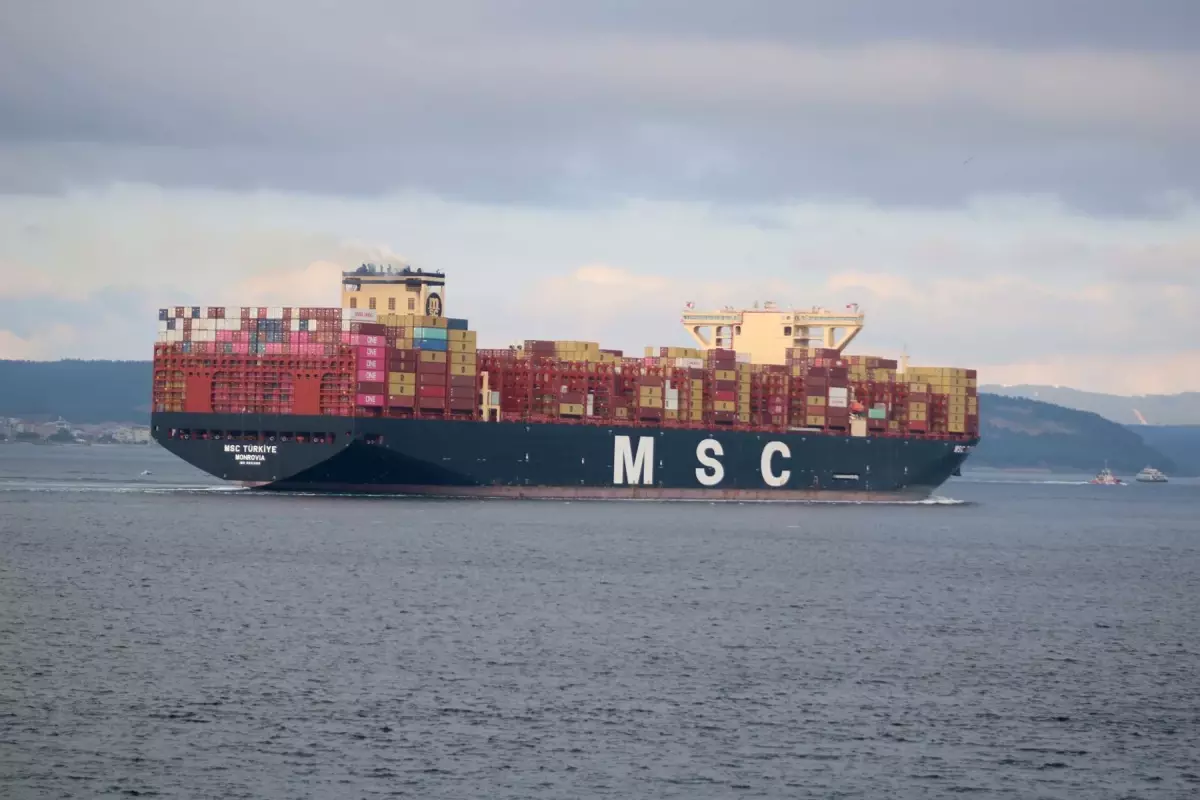 MSC Türkiye adlı dev konteyner gemisi Çanakkale Boğazı'ndan geçerek Kocaeli Limanı'na doğru yol aldı