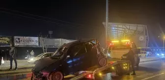 Niğde'de işçi servisi ile otomobilin çarpıştığı kazada 11 kişi yaralandı