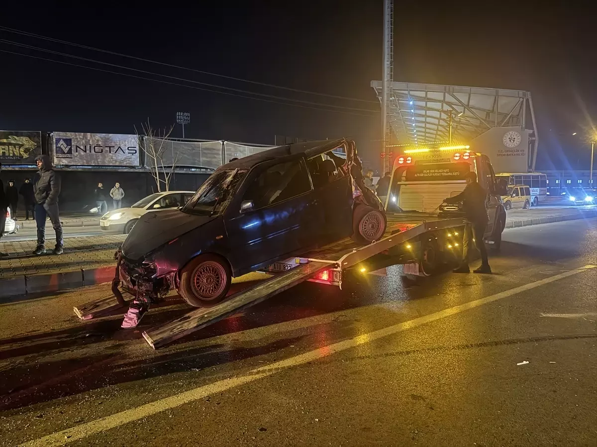 Niğde'de işçi servisi ile otomobilin çarpıştığı kazada 11 kişi yaralandı