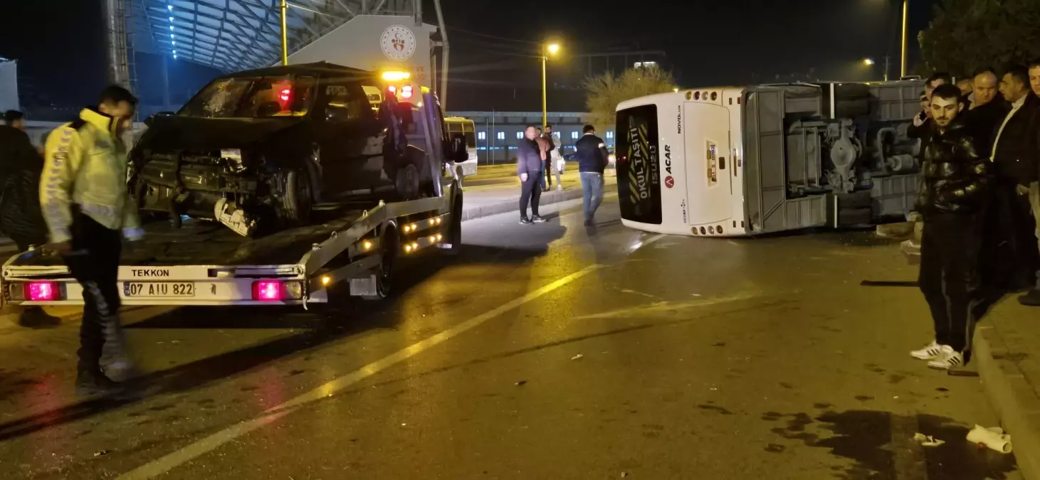 Otomobil ile çarpışan servis midibüsü devrildi; 13 yaralı
