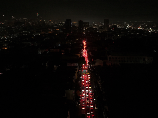 فوضى كبيرة في المدينة! توقفت المركبات الذاتية القيادة فجأة، وتوقفت حركة المرور