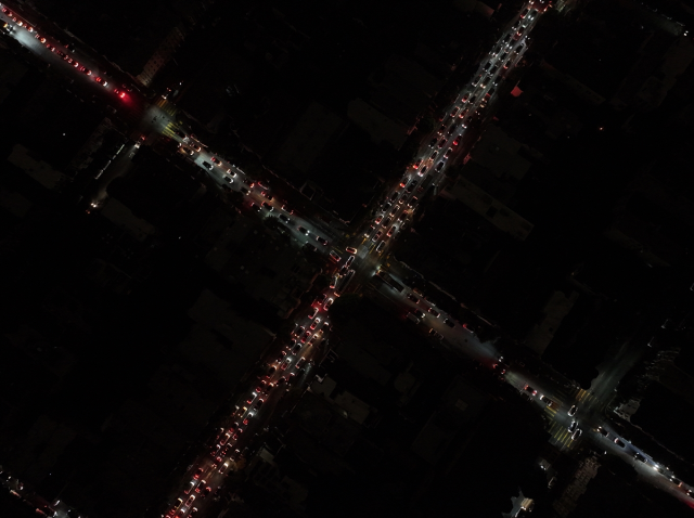 فوضى كبيرة في المدينة! توقفت المركبات الذاتية القيادة فجأة، وتوقفت حركة المرور