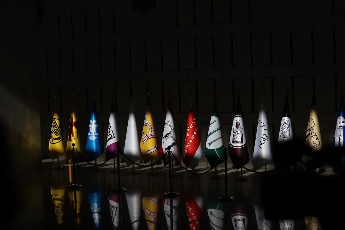 Suriye'deki geçmiş medeniyetleri temsil eden bayraklar Fidan ve Şeybani'nin basın toplantısında sergilendi