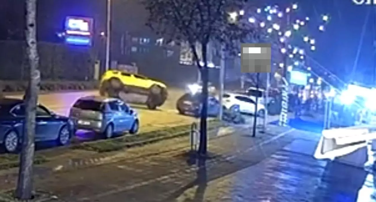 Taksi park halindeki otomobile çarpıp takla attı