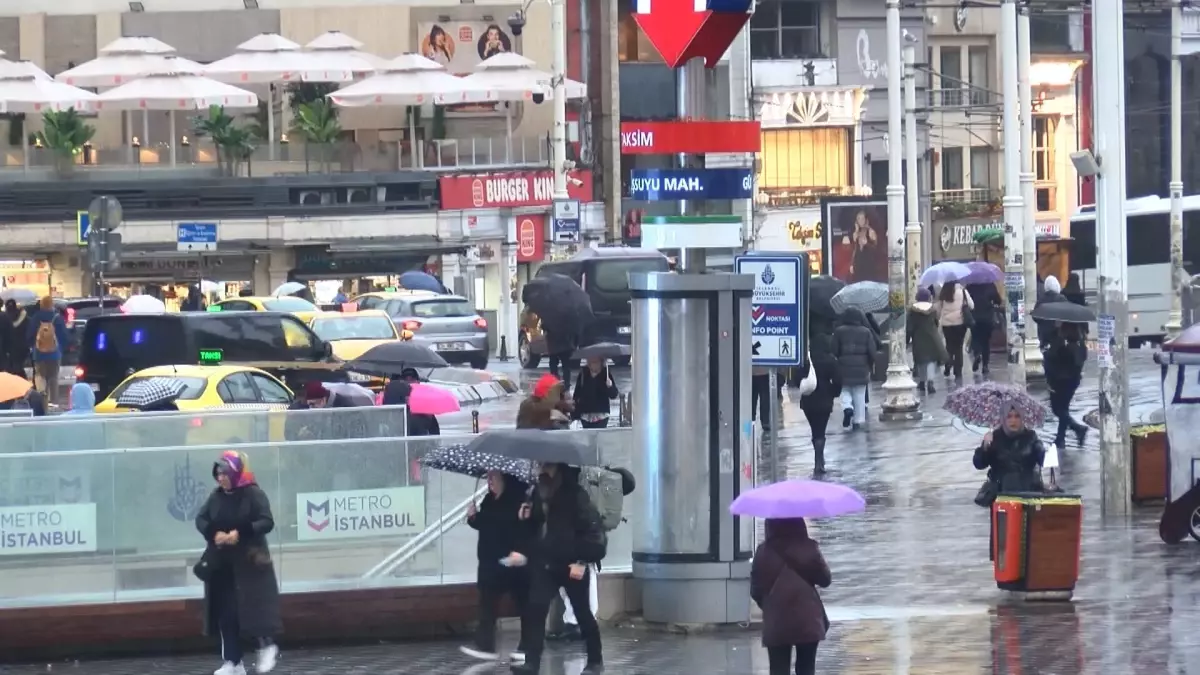 Taksim'de yağmur Üsküdar'da sis etkili oluyor