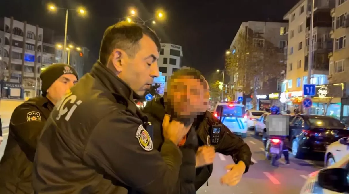 Tartıştığı gencin başında içki şişesini kırdı