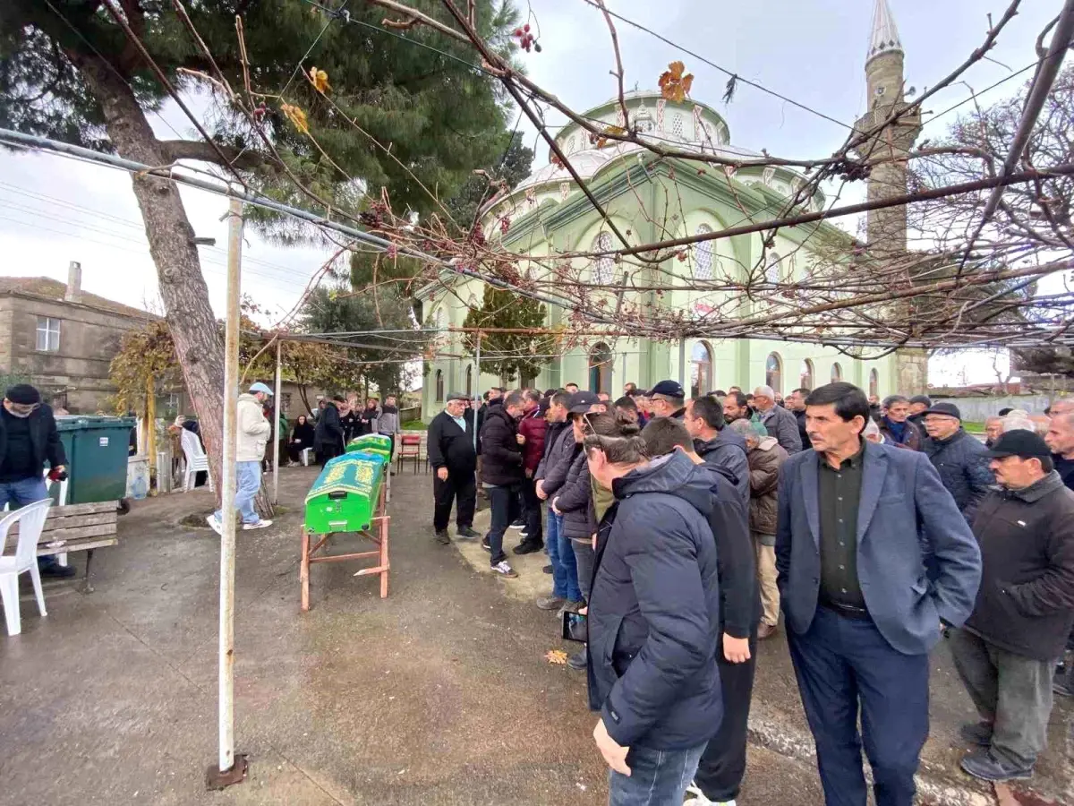 Ters yönde gelen aracın çarpmasıyla hayatını kaybeden 2 kişi son yolculuğuna uğurlandı