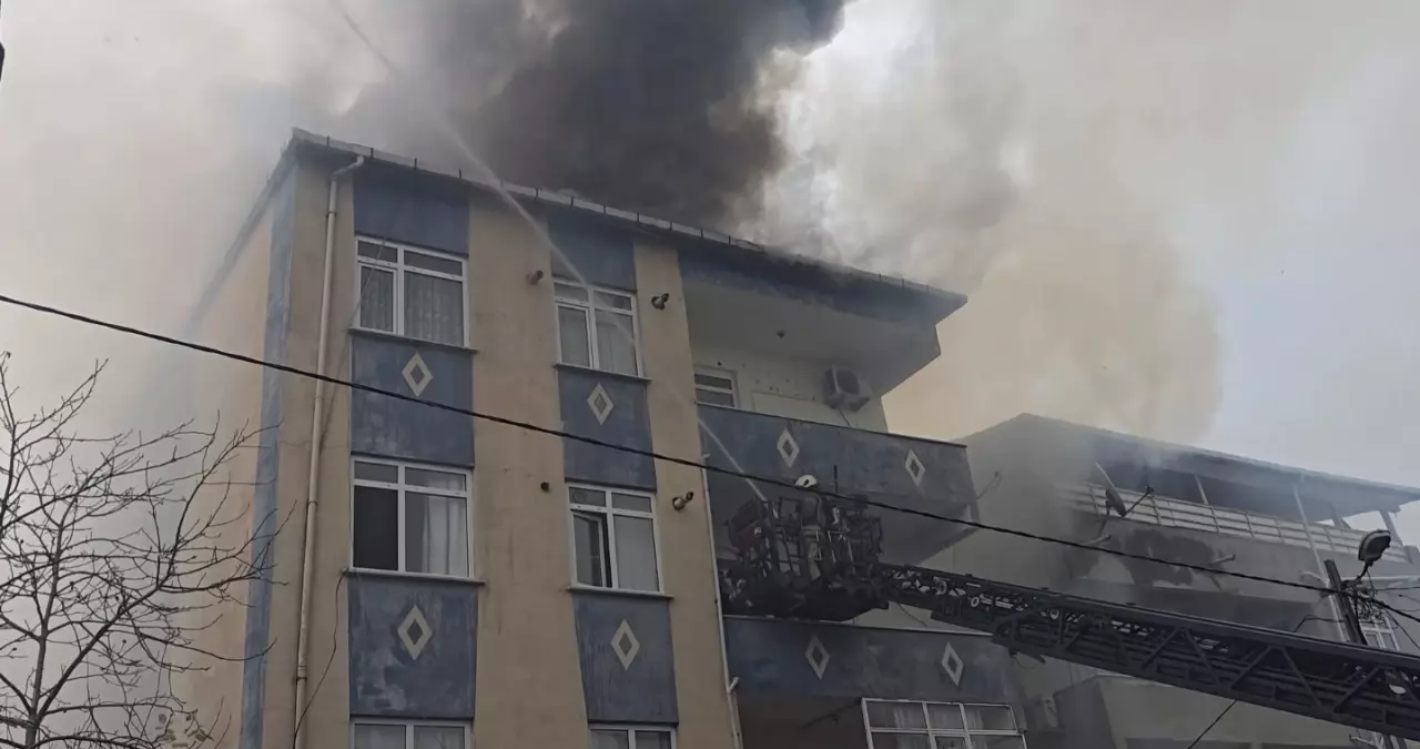 Ümraniye'de 3 katlı binanın çatısında çıkan yangın 2 binaya sıçradı: 4 yaralı