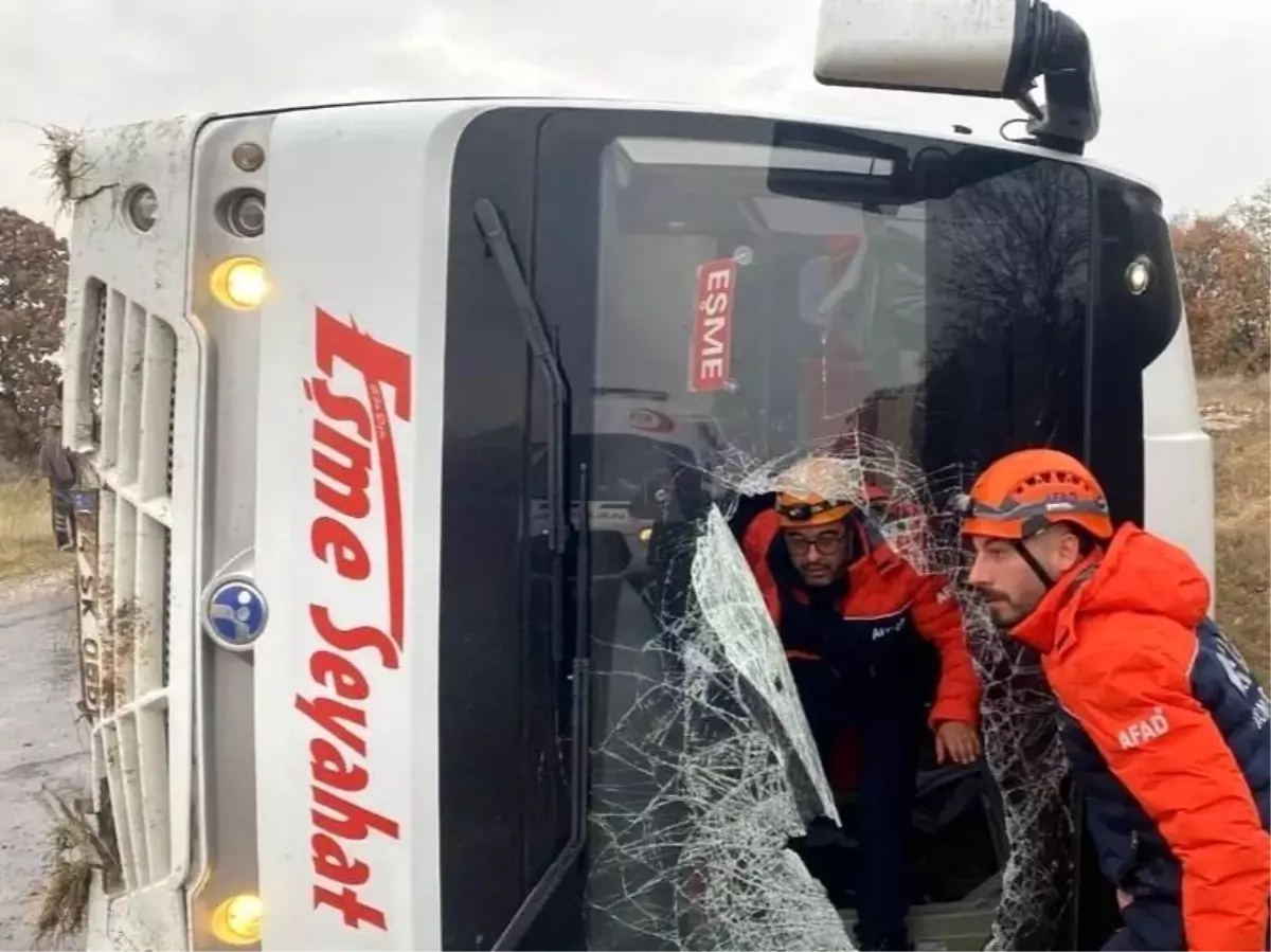 Uşak'ta yolcu taşıyan midibüs yan yattı: 5 yaralı