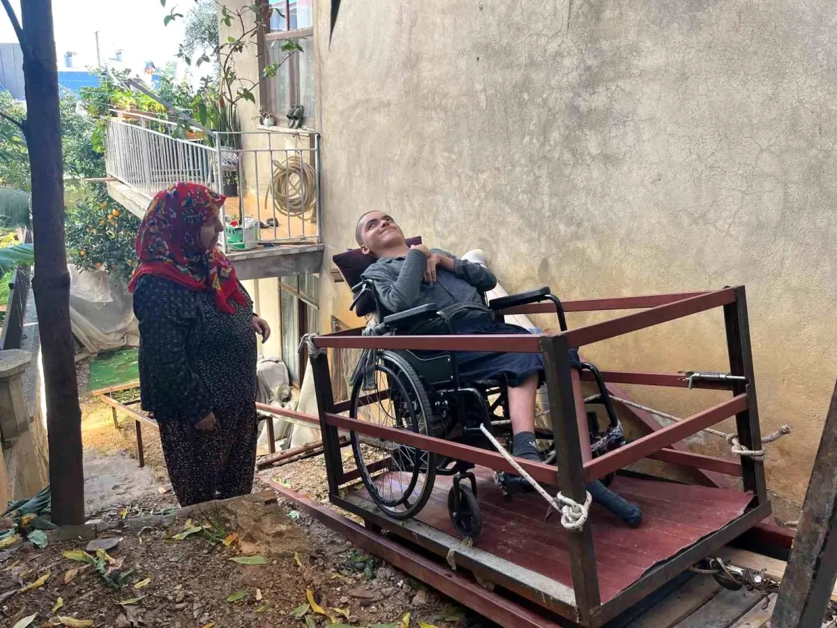 'Üvey oğlum' demedi, engelli oğluna eğitimi için hamallık yaparak evine raylı sistem kurdu
