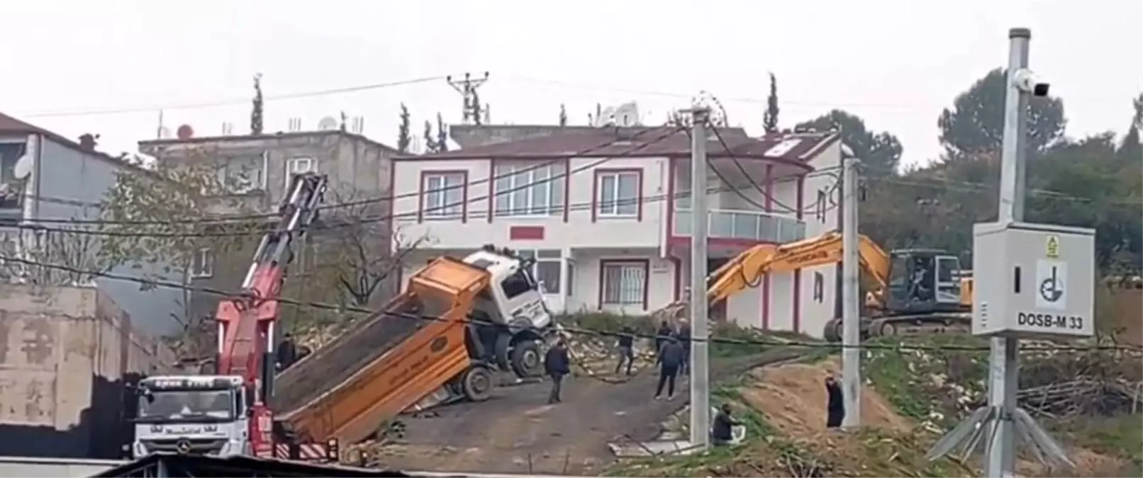 Yük boşaltan kamyon askıda kaldı