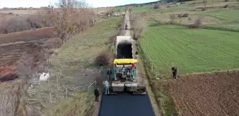Zirvede karla mücadele, düşük rakımlı köy yollarında asfalt çalışması