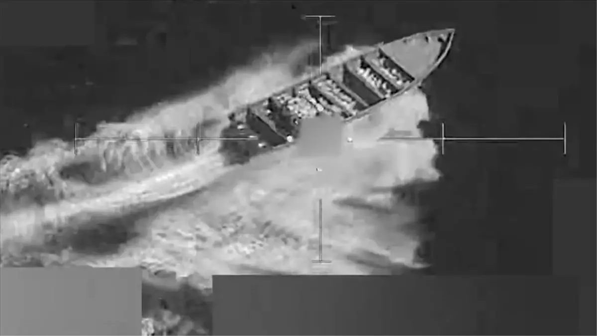 ABD ordusunun Doğu Pasifik'te uyuşturucu yüklü olduğu öne sürülen bir tekneyi vurdu:1 kişi öldü