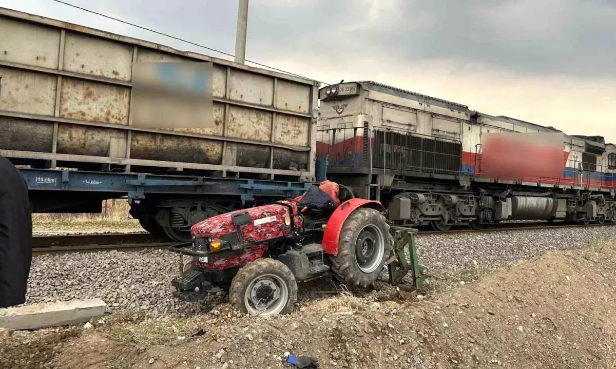 Adıyaman'da raylardan geçmeye çalışan traktöre tren çarptı: 1 yaralı