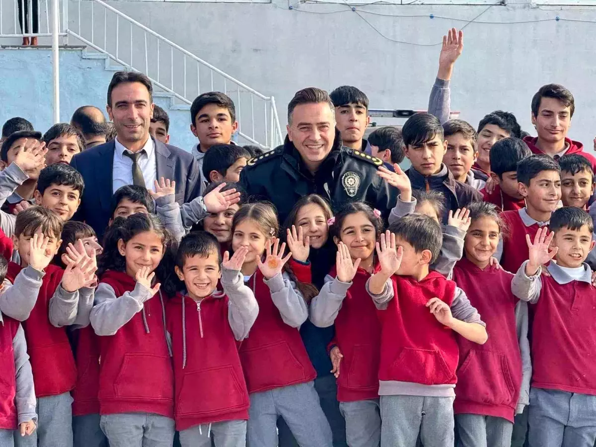 Ağrı'da emniyet personelinden minik yüreklere kışlık bot