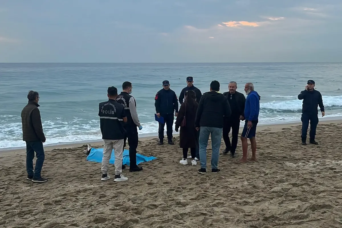 Alanya'da sahilde bir kadın ölü bulundu