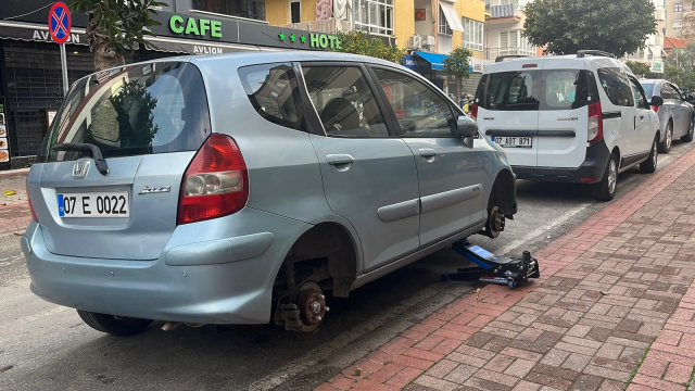 قطع إطارات حوالي 20 سيارة في ألانيا تم تسجيله بواسطة كاميرات المراقبة