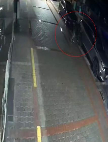 قطع إطارات حوالي 20 سيارة في ألانيا تم تسجيله بواسطة كاميرات المراقبة