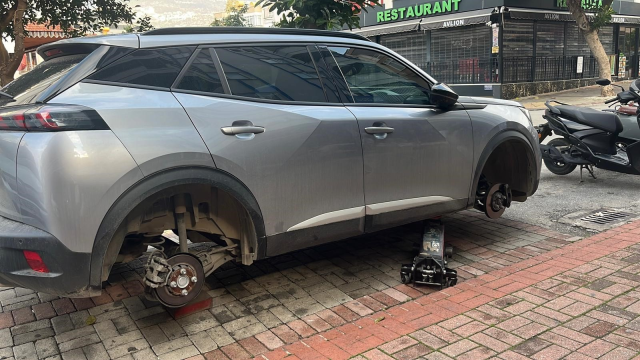 قطع إطارات حوالي 20 سيارة في ألانيا تم تسجيله بواسطة كاميرات المراقبة