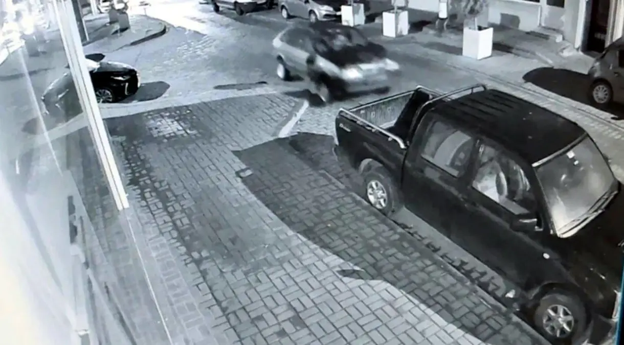 Alkollü sürücünün otomobille park halindeki araçlara çarptığı kaza kamerada