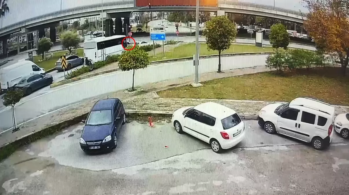 Ambulansa yol vermek isterken kaza yaptı: 4 yaralı
