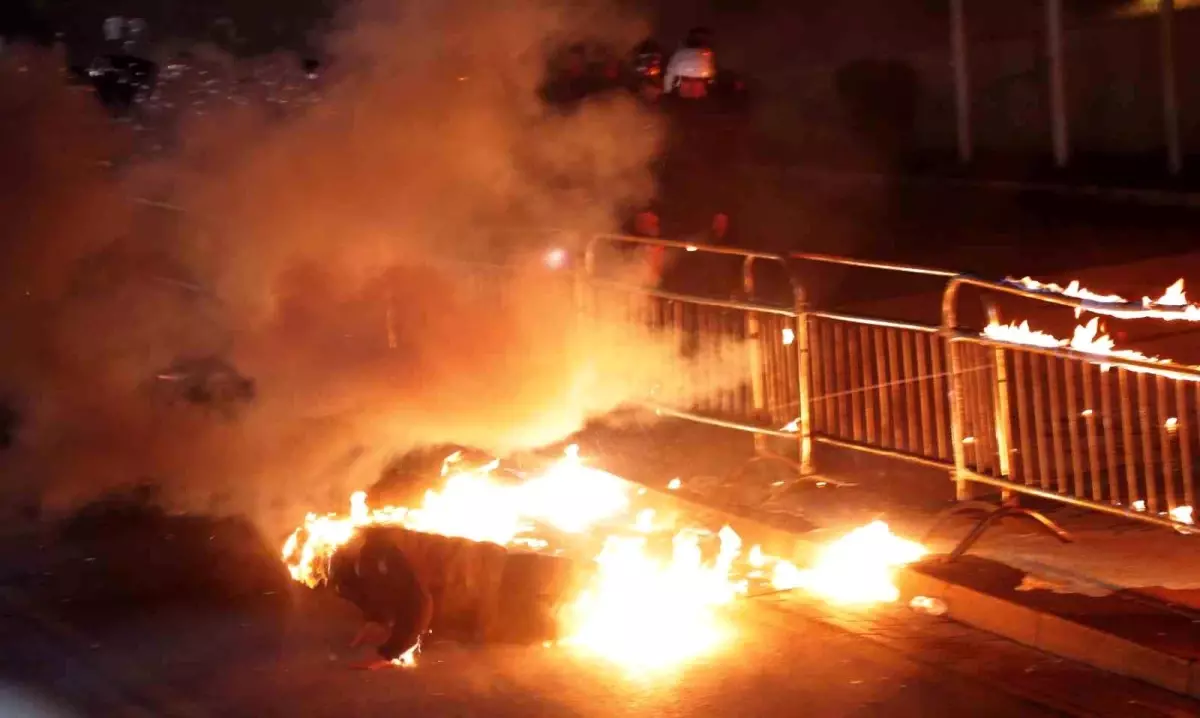 Arnavutluk'ta protestocular Başbakanlık binasına molotof kokteyli attı