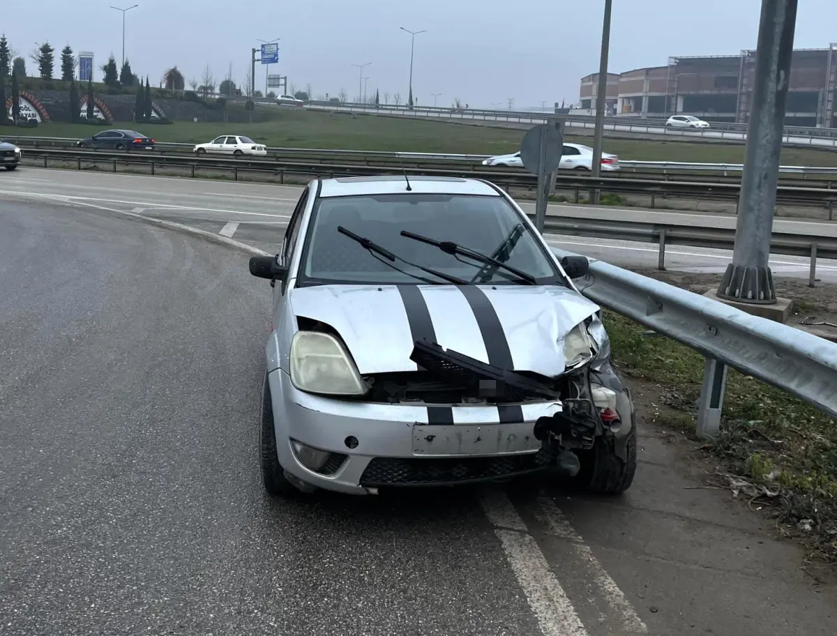 Bariyere çarpan otomobildeki 2 kişi yaralandı