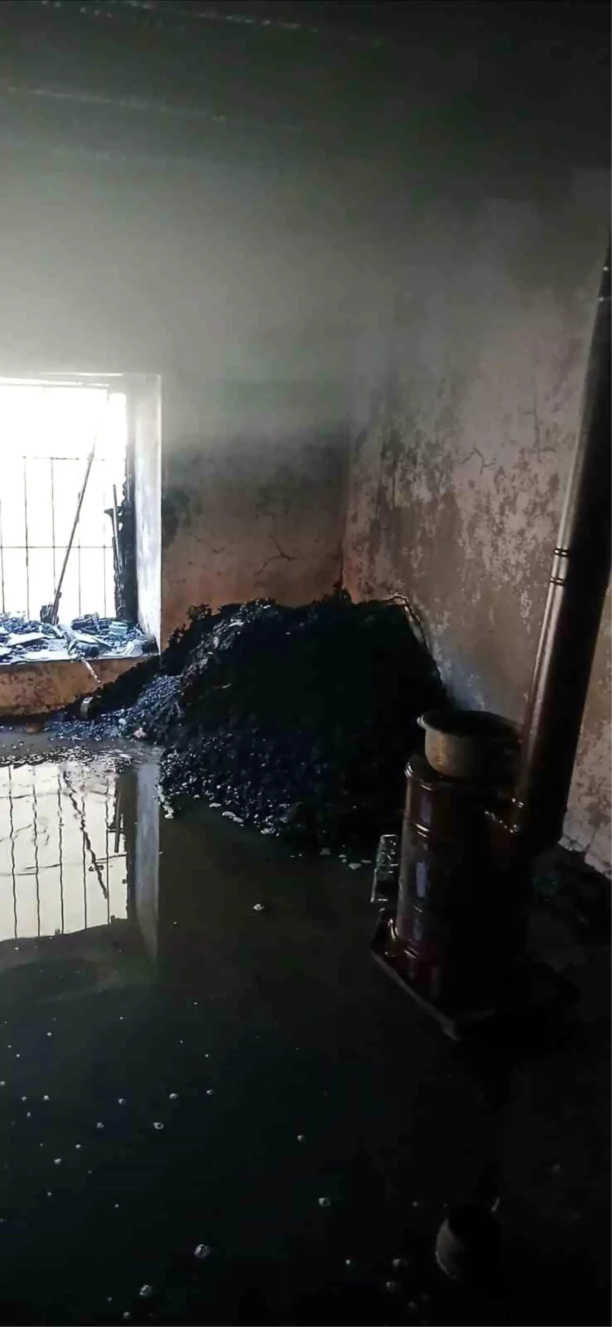 Batman'da sobadan çıkan kıvılcımlar evi küle çevirdi