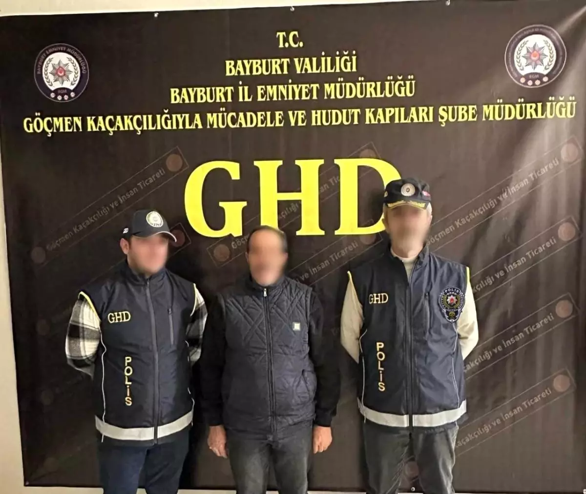 Bayburt'ta 2 düzensiz göçmen ile 1 göçmen kaçakçısı yakalandı
