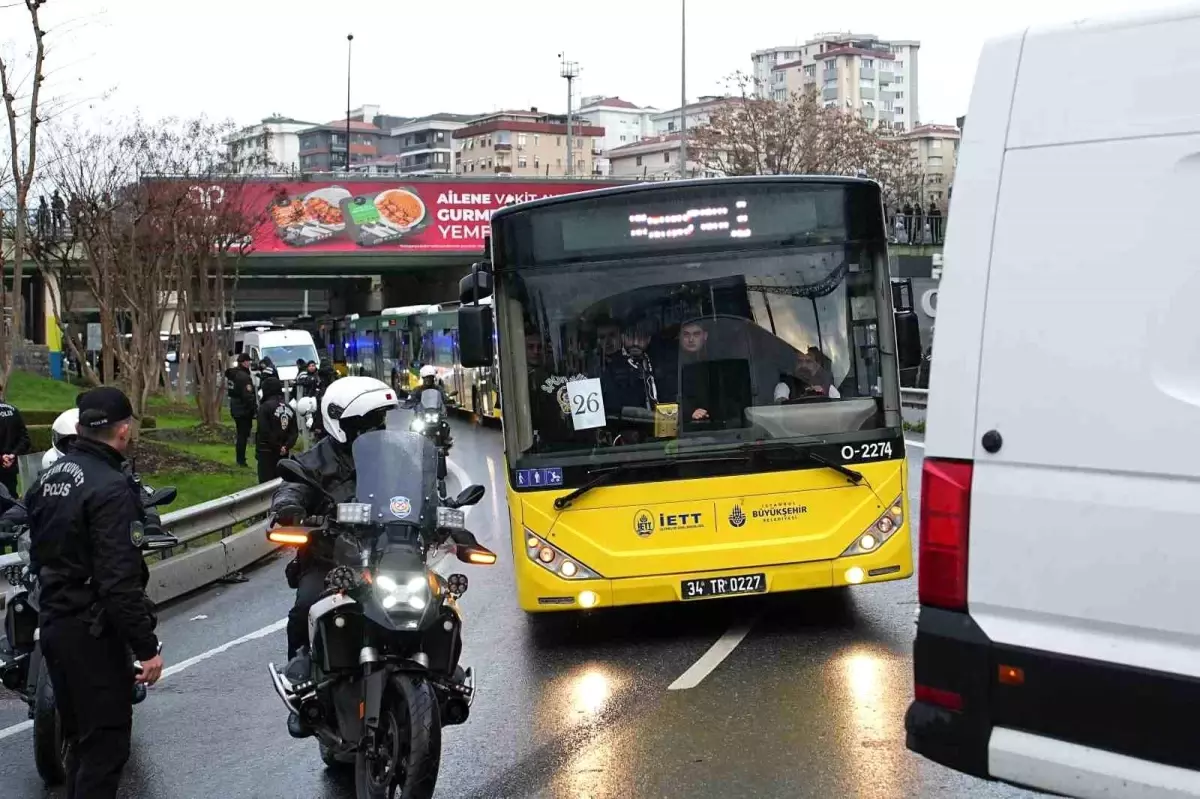 Beşiktaşlı taraftarlar Kadıköy'e geldi