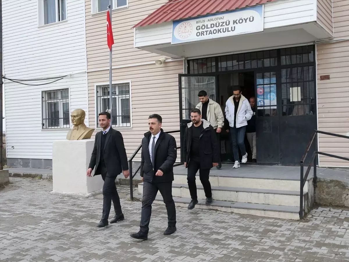 Bitlis'te gönüllü öğretmenler, kapı kapı dolaşarak 20 öğrenciyi okula kazandırdı