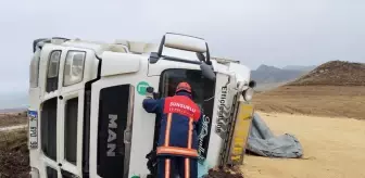 Çorum'da buğday yüklü tır devrildi, sürücü yaralandı