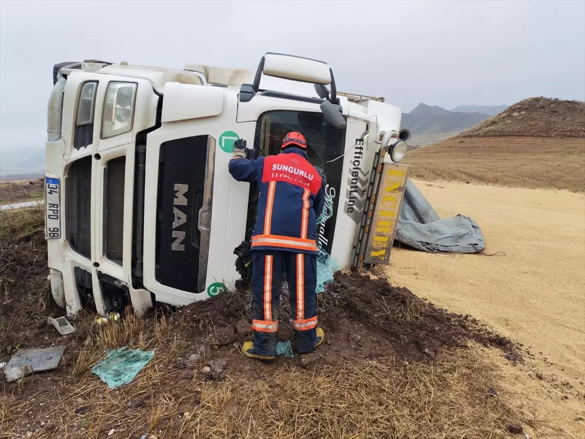 Çorum'da buğday yüklü tır devrildi, sürücü yaralandı