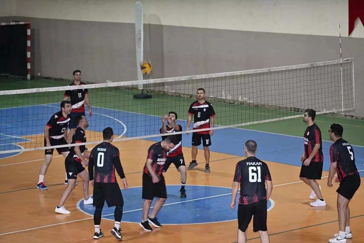 Demirci'de 'Kaymakamlık Kupası Voleybol Turnuvası' başladı