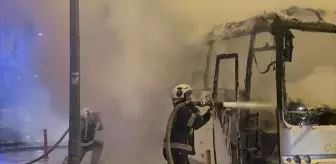 Denizli'de seyir halindeyken yanan işçi servisi kullanılamaz hale geldi