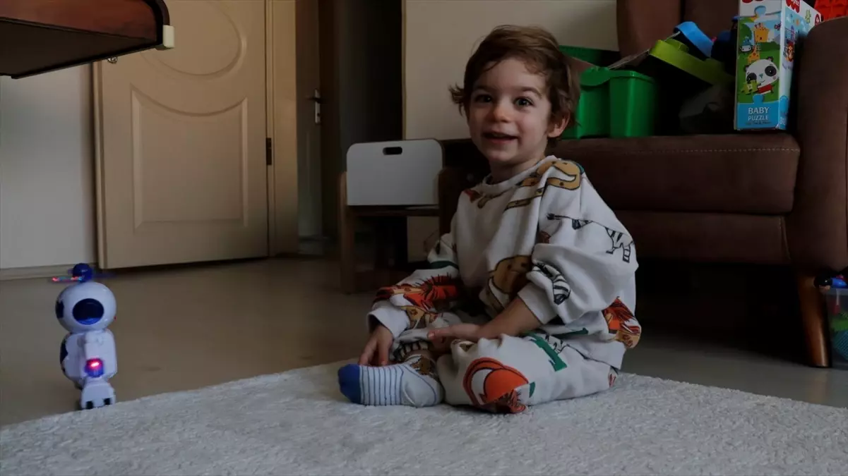 DMD hastası Uras Ege'nin ailesi, çocuklarının akranlarıyla oynayabileceği günler için mücadele ediyor