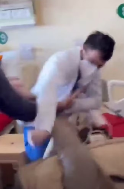 الطبيب، 'أظهر لي الاحترام'، يضرب المريض عدة مرات على السرير