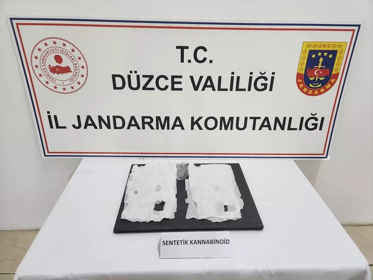 Düzce'de ayakkabısının tabanında sentetik uyuşturucu ele geçirilen şüpheli gözaltına alındı