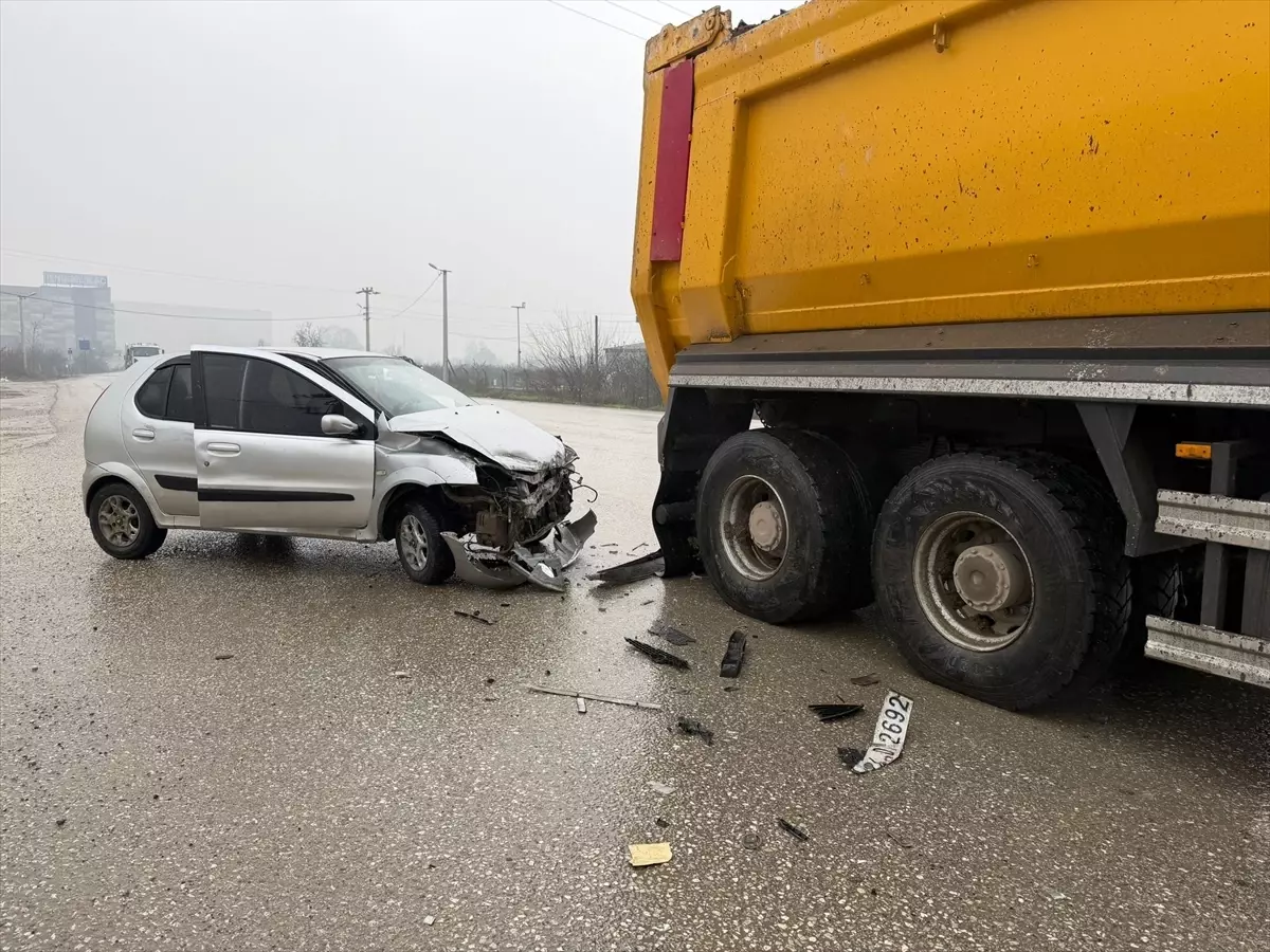 Düzce'de kamyonla çarpışan otomobildeki 3 çocuk tedbir amaçlı hastaneye kaldırıldı
