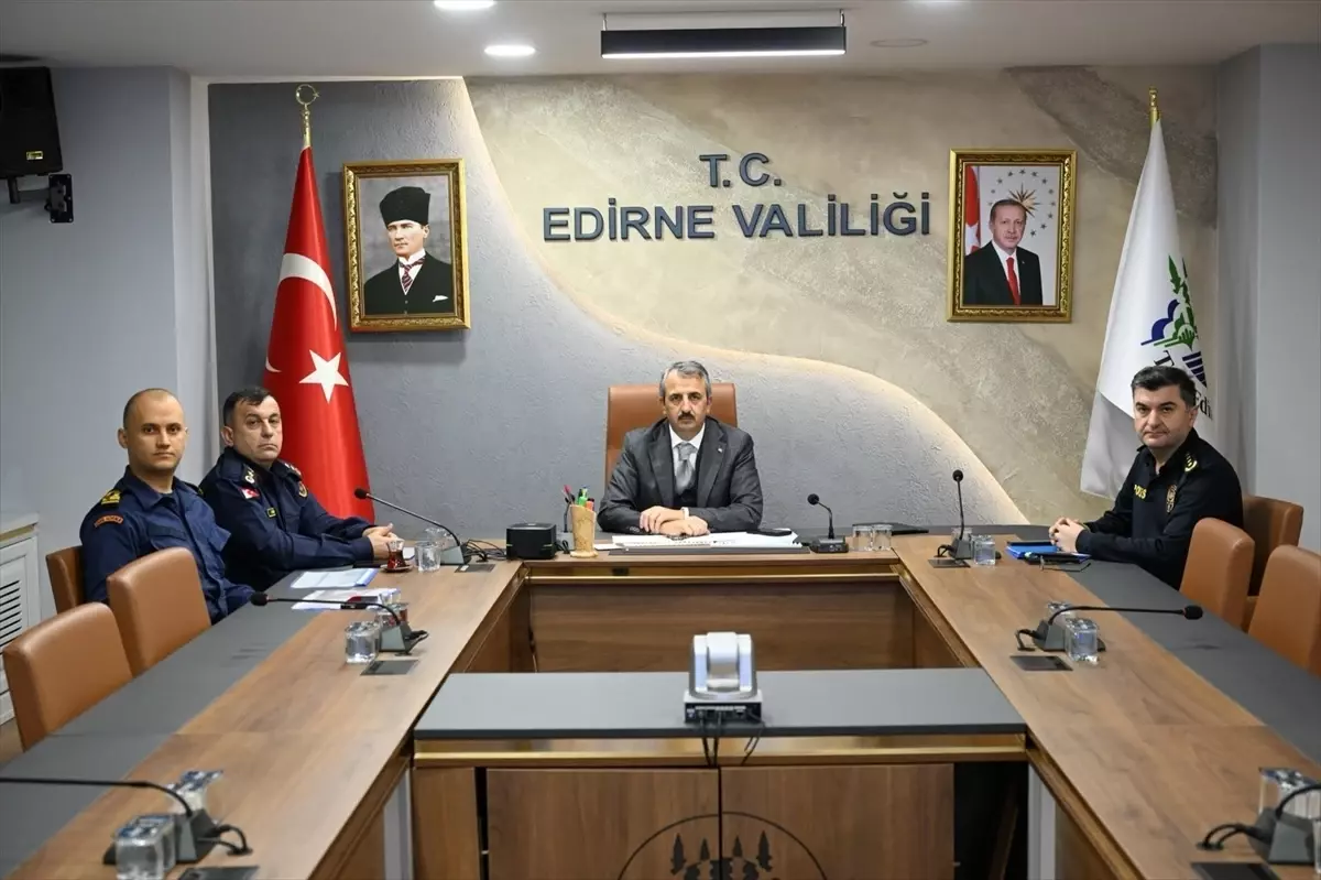 Edirne Valisi Sezer yeni yıl tedbirleri toplantısına katıldı